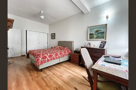 Casa à venda com 503m², 4 quartos e 3 vagas Casa à venda com 503m², 4 quartos e 3 vagasQuarto 4