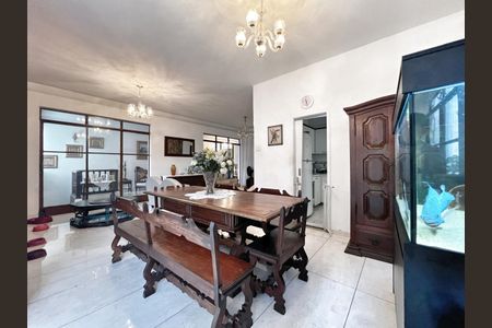 Casa à venda com 503m², 4 quartos e 3 vagas Casa à venda com 503m², 4 quartos e 3 vagasSala