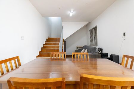 Casa à venda com 390m², 5 quartos e 4 vagas Casa à venda com 390m², 5 quartos e 4 vagasSala de TV