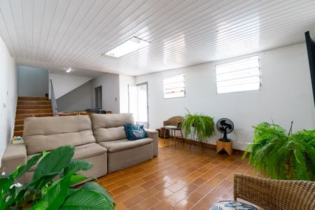 Casa à venda com 390m², 5 quartos e 4 vagas Casa à venda com 390m², 5 quartos e 4 vagasSala de TV