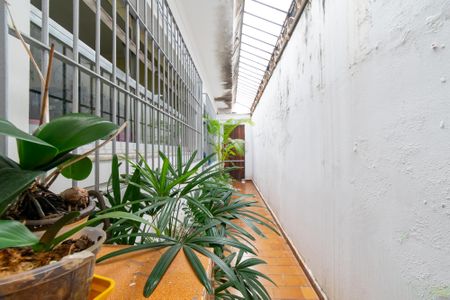 Casa à venda com 390m², 5 quartos e 4 vagas Casa à venda com 390m², 5 quartos e 4 vagasCorredor Lateral