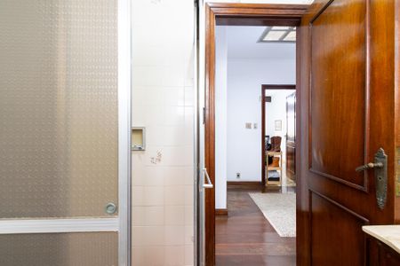 Casa à venda com 390m², 5 quartos e 4 vagas Casa à venda com 390m², 5 quartos e 4 vagasBanheiro Social