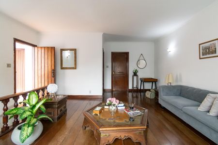 Casa à venda com 390m², 5 quartos e 4 vagas Casa à venda com 390m², 5 quartos e 4 vagasSala de Estar