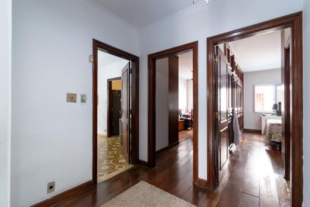 Casa à venda com 390m², 5 quartos e 4 vagas Casa à venda com 390m², 5 quartos e 4 vagashall dos quartos