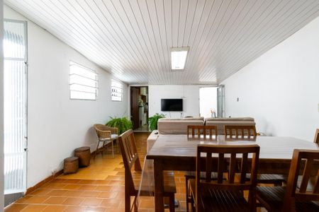 Casa à venda com 390m², 5 quartos e 4 vagas Casa à venda com 390m², 5 quartos e 4 vagasSala de TV