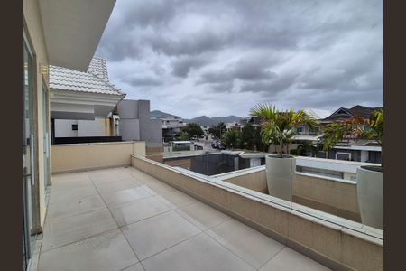 Casa de condomínio à venda com 350m², 3 quartos e 2 vagasVaranda