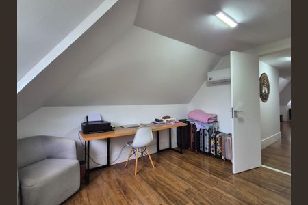 Casa de condomínio à venda com 350m², 3 quartos e 2 vagasSótão