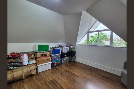 Casa de condomínio à venda com 350m², 3 quartos e 2 vagasSótão