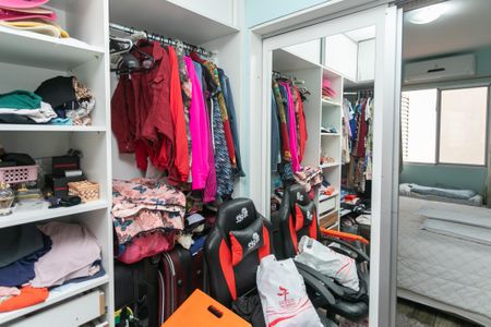 Casa de condomínio à venda com 300m², 2 quartos e 2 vagas Casa de condomínio à venda com 300m², 2 quartos e 2 vagasCloset Quarto 2