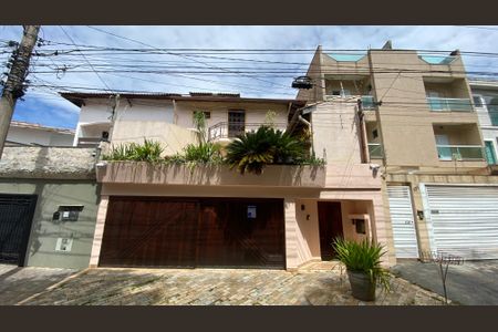 Casa à venda com 317m², 5 quartos e 2 vagas Casa à venda com 317m², 5 quartos e 2 vagasFachada