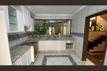 Casa à venda com 317m², 5 quartos e 2 vagas Casa à venda com 317m², 5 quartos e 2 vagasCasa 1 - Cozinha