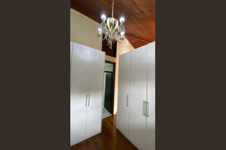 Casa à venda com 317m², 5 quartos e 2 vagas Casa à venda com 317m², 5 quartos e 2 vagasCasa 1 - Closet da Suíte 1