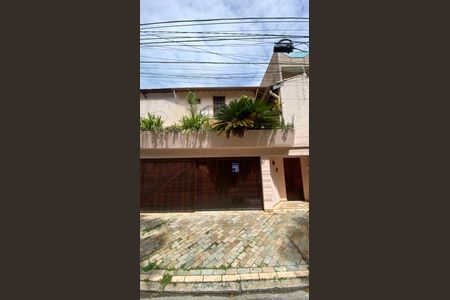 Casa à venda com 317m², 5 quartos e 2 vagas Casa à venda com 317m², 5 quartos e 2 vagasFachada