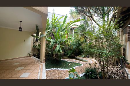 Casa à venda com 317m², 5 quartos e 2 vagas Casa à venda com 317m², 5 quartos e 2 vagasCasa 1 - Quintal