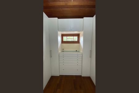 Casa à venda com 317m², 5 quartos e 2 vagas Casa à venda com 317m², 5 quartos e 2 vagasCasa 1 - Closet da Suíte 1