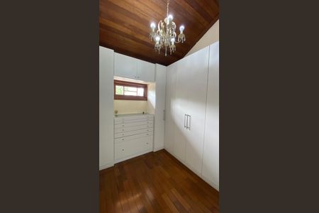 Casa à venda com 317m², 5 quartos e 2 vagas Casa à venda com 317m², 5 quartos e 2 vagasCasa 1 - Closet da Suíte 1
