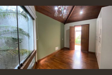 Casa à venda com 317m², 5 quartos e 2 vagas Casa à venda com 317m², 5 quartos e 2 vagasCasa 1 - Quarto