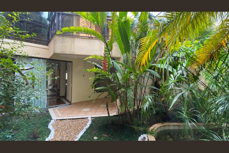 Casa à venda com 317m², 5 quartos e 2 vagas Casa à venda com 317m², 5 quartos e 2 vagasCasa 1 - Quintal