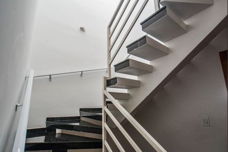 Casa à venda com 255m², 3 quartos e 4 vagasEscada