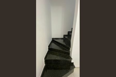 Apartamento à venda com 102m², 2 quartos e 1 vaga Apartamento à venda com 102m², 2 quartos e 1 vagaEscada