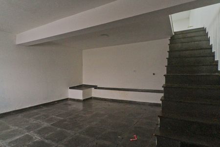 Casa à venda com 240m², 3 quartos e 6 vagas Casa à venda com 240m², 3 quartos e 6 vagasPorão