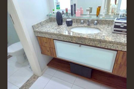 Casa de condomínio à venda com 157m², 4 quartos e 2 vagas