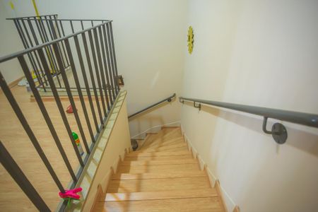 Casa à venda com 300m², 3 quartos e 3 vagas Casa à venda com 300m², 3 quartos e 3 vagasEscadas Sala de Estar