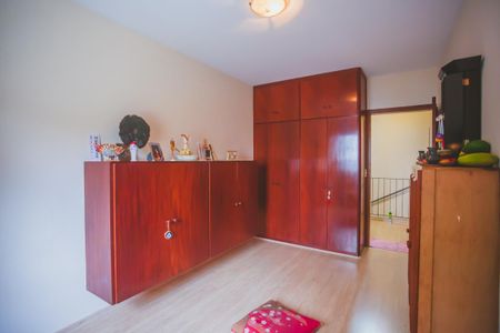 Casa à venda com 300m², 3 quartos e 3 vagas Casa à venda com 300m², 3 quartos e 3 vagasQuarto 2