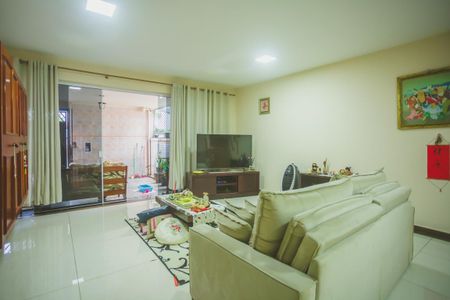 Casa à venda com 300m², 3 quartos e 3 vagas Casa à venda com 300m², 3 quartos e 3 vagasSala de Estar