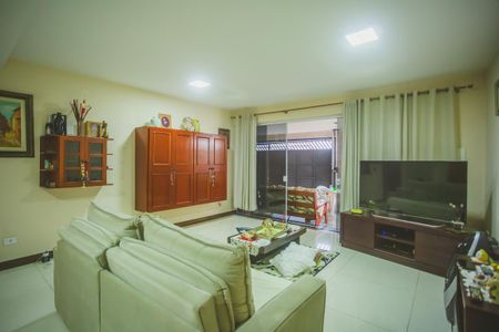 Casa à venda com 300m², 3 quartos e 3 vagas Casa à venda com 300m², 3 quartos e 3 vagasSala de Estar