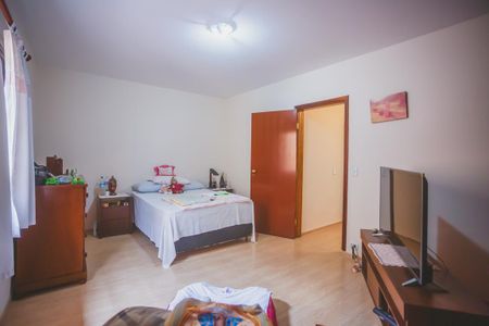 Casa à venda com 300m², 3 quartos e 3 vagas Casa à venda com 300m², 3 quartos e 3 vagasQuarto 1