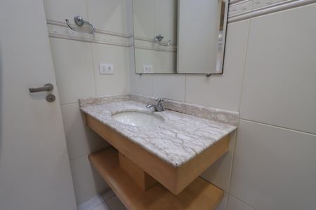 Casa à venda com 200m², 3 quartos e 3 vagasBanheiro da Suíte 2