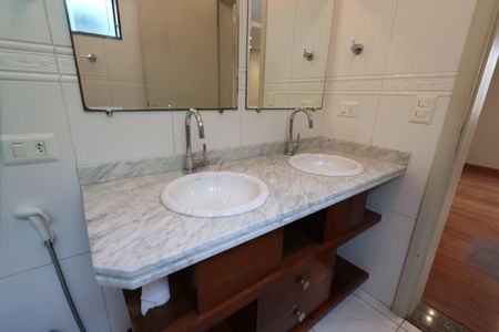 Casa à venda com 200m², 3 quartos e 3 vagasBanheiro da Suíte Master