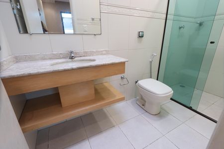 Casa à venda com 200m², 3 quartos e 3 vagasBanheiro da Suíte 2