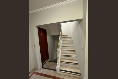 Casa à venda com 214m², 6 quartos e 2 vagasEscadas