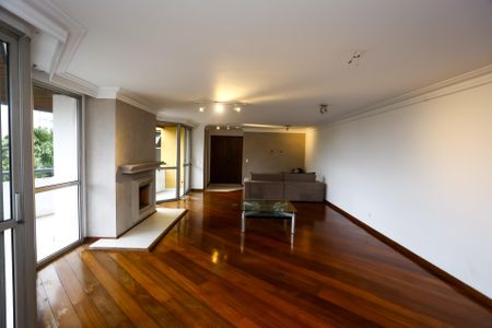 Apartamento à venda com 200m², 4 quartos e 2 vagas Apartamento à venda com 200m², 4 quartos e 2 vagasSala
