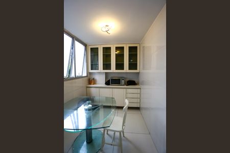 Apartamento à venda com 200m², 4 quartos e 2 vagas Apartamento à venda com 200m², 4 quartos e 2 vagasCozinha