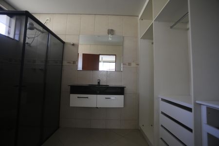 Casa para alugar com 384m², 5 quartos e 5 vagasBanheiro da Suíte