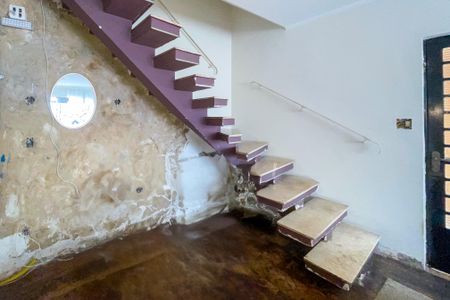 Casa à venda com 182m², 5 quartos e 4 vagas Casa à venda com 182m², 5 quartos e 4 vagasEscada