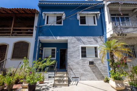 Casa à venda com 198m², 3 quartos e 1 vaga Casa à venda com 198m², 3 quartos e 1 vagaFachada