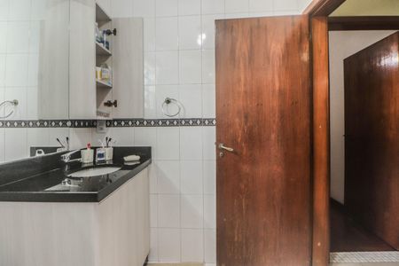 Casa à venda com 159m², 3 quartos e 2 vagasBanheiro 