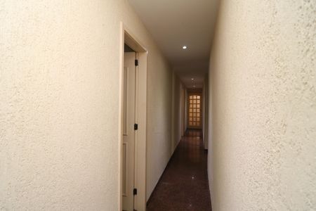 Casa à venda com 384m², 4 quartos e 2 vagasCorredor