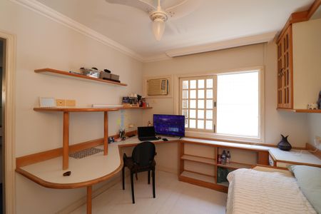 Casa à venda com 384m², 4 quartos e 2 vagasSuíte 2