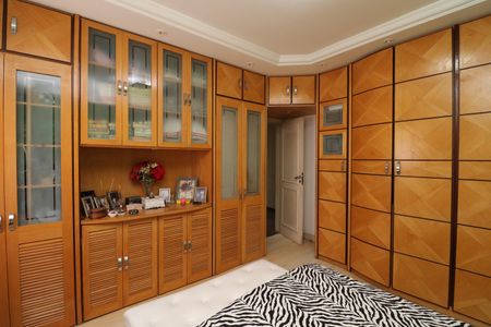 Casa à venda com 384m², 4 quartos e 2 vagasSuíte 1