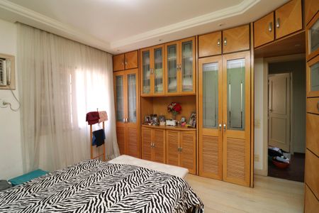 Casa à venda com 384m², 4 quartos e 2 vagasSuíte 1