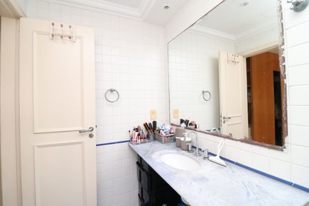 Casa à venda com 384m², 4 quartos e 2 vagasBanheiro da Suíte 2