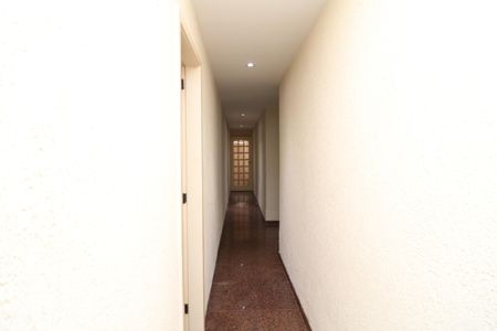 Casa à venda com 384m², 4 quartos e 2 vagasCorredor