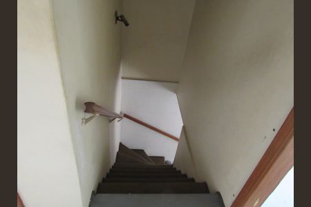 Casa à venda com 350m², 2 quartos e 2 vagasEscada