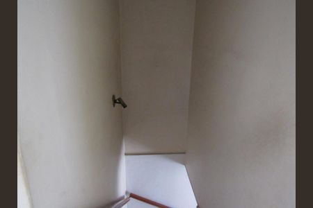 Casa à venda com 350m², 2 quartos e 2 vagasEscada