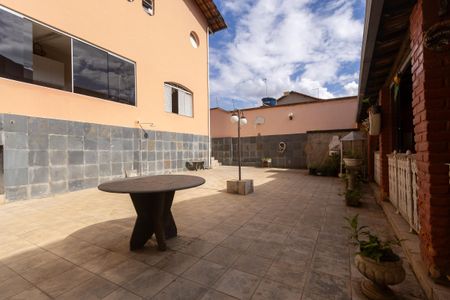 Casa à venda com 367m², 4 quartos e 4 vagas Casa à venda com 367m², 4 quartos e 4 vagasQuintal